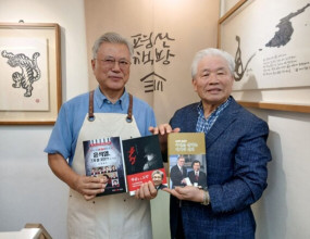 필자(남북이산가족협회 회장 류재복)의 저서 3권을 문재인 대통령에게 전달후 기념촬영
문재인 대통령, 2019년 받은 특수임무유공자증서 보여주자 매우 놀라며 반가워 해

[정경시사FOCUS 신문에 보도됨] 아래 링크 참조하세요.
